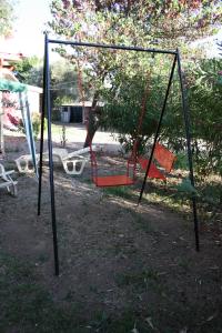un'altalena vuota in un cortile di Casa L' Antico Ulivo a Iglesias