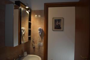łazienka z umywalką i telefonem na ścianie w obiekcie Villa Victoria, Taormina w Taominie