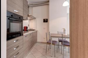 a kitchen with a table and a dining room at Comfort Scandicci Centro Facile accesso a Firenze in Scandicci