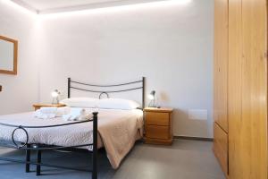 1 dormitorio con 1 cama grande con almohadas blancas en Case VR Holiday ResiRenza en Verona