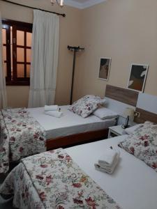 a hotel room with two beds and a window at Vivienda el Timón in Ingenio