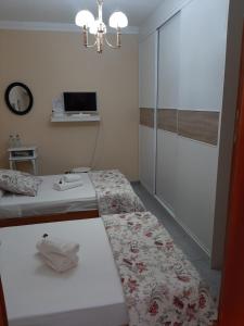 a small room with two beds and a tv at Vivienda el Timón in Ingenio