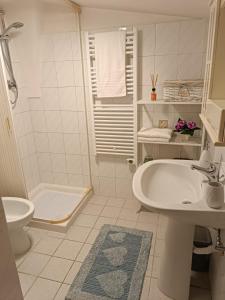 ein Badezimmer mit einer Badewanne, einem WC und einem Waschbecken in der Unterkunft Casa Vacanze Teichos in Grottaglie