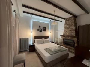Кровать или кровати в номере Rooms Batalogianni