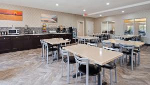 un restaurante con mesas, sillas y una barra en Best Western Beacon Inn, en Grand Haven