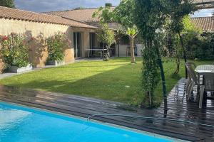 una casa con piscina y patio en Villa 200m2, 3 suites, patio avec salle jeux, 1 piscine CHAUFFE DE DEBUT AVRIL A FIN OCTOBRE en Maruéjols
