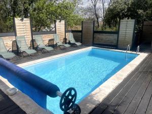 Swimmingpoolen hos eller tæt på Villa 200m2, 3 suites, patio avec salle jeux, 1 piscine CHAUFFE DE DEBUT AVRIL A FIN OCTOBRE