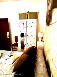 a bedroom with a bed and a mirror on the wall at Casapatrizia Appartamento compartido in Santa Cruz de Tenerife