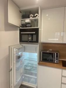 een koelkast met een open deur in een keuken bij The Terrace — Karpacz in Karpacz