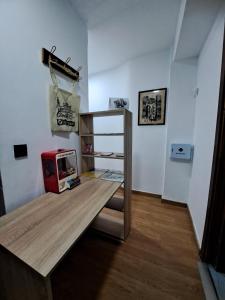 Cette chambre dispose d'un comptoir en bois avec une étagère. dans l'établissement Pyramid explorers Córdoba, à Cordoue