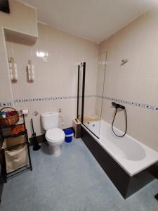 a bathroom with a shower and a toilet and a sink at Pyramid explorers Córdoba in Córdoba