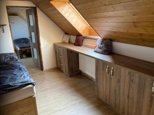 una camera mansardata con armadi in legno e specchio di ubytování v podkroví a Jindřichŭv Hradec