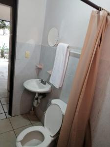 uma casa de banho com um WC e um lavatório em Departamentos monumento em Oaxaca de Juárez