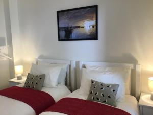 1 dormitorio con 2 camas y una foto en la pared en 2 Bed in Minehead 75338, en Minehead