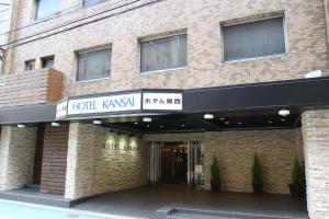 um edifício com uma placa de hotel Kasyatown em Hotel Kansai em Osaka