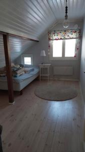 - une chambre avec un lit et une fenêtre dans l'établissement Yö Vaahteramäellä, 