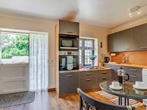 uma cozinha com uma mesa e uma sala de jantar em 1 bed property in Taunton 58511 em Taunton