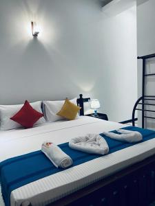 ネゴンボにあるMama’s Boutique Beach Hotelのベッド(タオル付)
