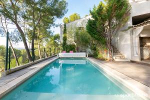 a swimming pool in the backyard of a house at Le Mas des Roches à Velaux in Velaux