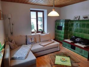 sala de estar con sofá y azulejos verdes en Ferienwohnung im Todtnauer Ferienland, en Todtnau