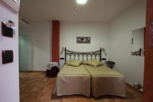 1 dormitorio con 1 cama con 2 almohadas en La Galerica, en Puerto de Mazarrón