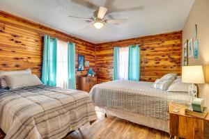 1 Schlafzimmer mit 2 Betten und einem Deckenventilator in der Unterkunft Expansive Mountain Home Rental with Yard and Fire Pit! in Mountain Home
