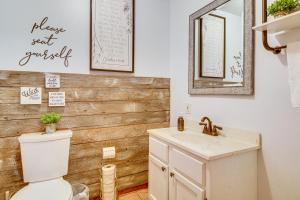 Un baño con un inodoro blanco y un lavabo. en Expansive Mountain Home Rental with Yard and Fire Pit!, en Mountain Home 33 fotos más