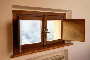 une fenêtre sur un mur avec un volet en bois dans l'établissement Suite Carlo - Modena, à Casinalbo
