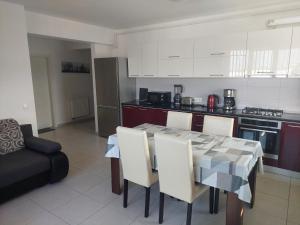 een keuken met een tafel en stoelen in een kamer bij Penthouse Buenavista in Braşov