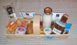 a basket filled with food and a bottle of milk at Auszeit-Wohnfass im Grünen 