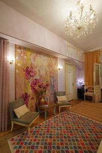 salon z 2 krzesłami i kwiatową ścianą w obiekcie Chateau Leconte w Salonikach