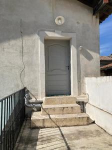 uma porta de uma casa com escadas e uma porta em Chambres indépendantes en plein centre historique em Beaucaire