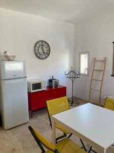 uma cozinha com um frigorífico branco e uma mesa com cadeiras em Chambres indépendantes en plein centre historique em Beaucaire