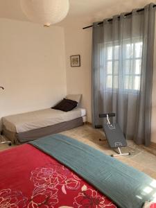 um quarto com duas camas e uma janela com uma passadeira em Chambres indépendantes en plein centre historique em Beaucaire