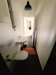 波鴻的住宿－Get-your-flat - traumhaft niedliche FeWo 2 Zr Kü Bad, Haustier auf Anfrage, ruhig & stadtnah EG - TOP，一间带水槽和卫生间的小浴室