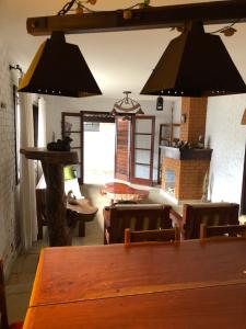 伊塔蒂亞亞的住宿－Pousada Chácara da Índia，一间带桌子和椅子的用餐室