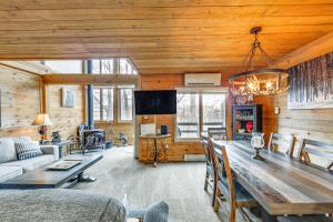 ChampionにあるPristine Resort Townhome 2 Mi to Seven Springs Mtnの木製の天井とテーブル付きのリビングルーム