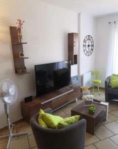 TV a/nebo společenská místnost v ubytování Appartement vue mer Les hameaux de Propriano à Propriano