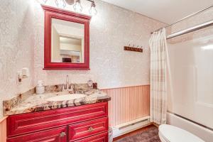 O baie la Pristine Resort Townhome 2 Mi to Seven Springs Mtn +21 fotografii