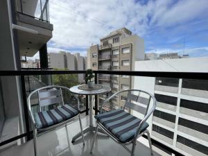 a balcony with two chairs and a table on a balcony at Depto Estela - Monoambiente Zona Macrocentro para 2 PAX - Hola Sur in Mar del Plata