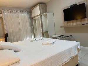 Una habitación con una cama con dos toallas. en Aquarius Flat Studio 509 en Santa Cruz do Sul