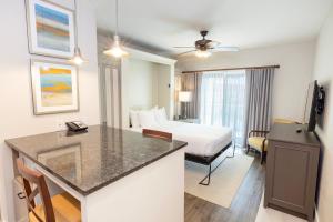 ein Hotelzimmer mit einem Bett und einer Küche mit einem Schreibtisch in der Unterkunft WorldMark Orlando Kingstown Reef in Orlando