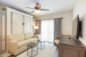 ein Wohnzimmer mit einer Couch und einem Tisch in der Unterkunft WorldMark Orlando Kingstown Reef in Orlando