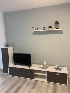 een woonkamer met een tafel en een televisie. bij Picolo in Cee