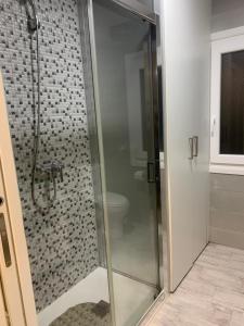 een glazen douche in een badkamer met een toilet bij Picolo in Cee