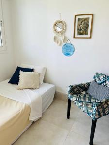 a bedroom with a bed and a chair at Apartamento a 100 m da praia in Juquei
