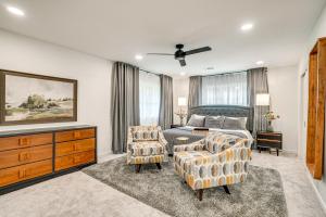 - une chambre avec un lit, un canapé et des chaises dans l'établissement Modern Nacogdoches Vacation Rental Near Downtown!, à Nacogdoches