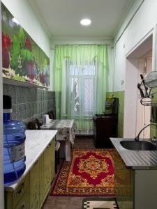撒馬爾罕的住宿－4х комнатная квартира Дом，厨房配有水槽和地板上的地毯
