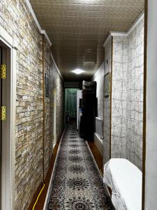 einen Flur mit einem Zimmer mit Ziegelwand in der Unterkunft 4х комнатная квартира Дом in Samarkand