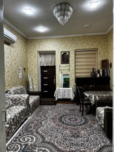 撒馬爾罕的住宿－4х комнатная квартира Дом，带沙发和钢琴的客厅